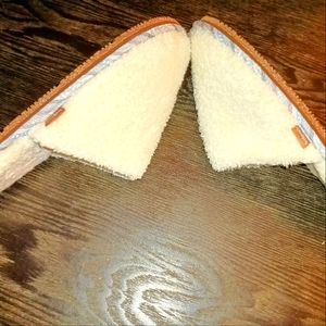 Comfy cozy Feelgoodz slippers (size 9-10)